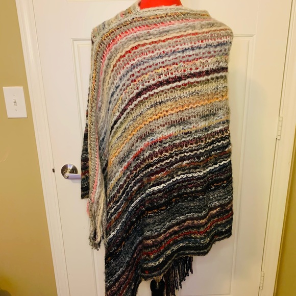 NWT SWEATER FRINGE PONCHO - Picture 8 of 10